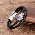 Dettaglio del bracciale in pelle intrecciata nera con perla floreale e chiusura magnetica - Argento-Rosa Blu Giallo Floreale (C)