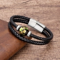 Dettaglio di bracciale in pelle nera intrecciata con pietra naturale e chiusura in acciaio - Argento-Nero Foglia d'Oro Verde (F)