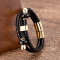 Detail eines schwarzen Lederarmbands mit goldenem Magnetverschluss und Perlen - Gold Mit Schwarzem Stein (Gold-2)
