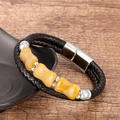 Détail du bracelet en cuir noir tressé avec perles orange en forme de bambou et fermoir - Boucle Argentée Pierre Jaune (D)