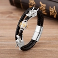 Detalle de pulsera de cuero trenzado de doble capa con cabezas de dragón y cierre imantado - Cuenta Mantra Transparente Plateada