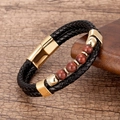 Détail du bracelet en cuir noir tressé avec perles de pierre rouge-brun et fermoir magnétique doré - Fermoir Doré-Œil de Tigre Rouge