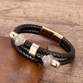 Dettaglio del bracciale in pelle intrecciata a più fili con chiusura magnetica dorata e pietre - Oro Con Pietra Grigia Traslucida (Gold-8)