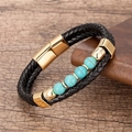 Gros plan sur un bracelet double brin en cuir tressé noir avec perles turquoise et fermoir magnétique doré - Fermoir Doré-Turquoise