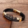 Vue détaillée du bracelet en cuir tressé pour homme avec perles de lave et fermoir doré - Fermoir Doré-Pierre de Lave