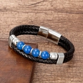 Détail d'un bracelet en cuir tressé noir double couche avec perles bleues sur bois - Fermoir Argenté-Agate Bleue