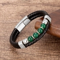 Détail d'un bracelet en cuir noir tressé avec perles vertes et fermoir en acier inoxydable - Fermoir Argenté-Agate Verte