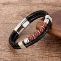 Détail du bracelet en cuir tressé avec fermoir magnétique en métal poli et perles de pierre - Fermoir Argenté-Œil de Tigre Rouge
