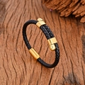 Nahaufnahme: Schwarzes geflochtenes Lederarmband mit goldener Magnetschließe - Gold Stil A
