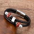 Dettaglio del bracciale doppio in pelle intrecciata con perle rosse e chiusura magnetica - Argento Con Stile Agata Rossa (Silver-7)