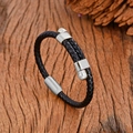 Nahaufnahme von schwarzem Lederarmband mit Edelstahl-Magnetverschluss und Metallverzierungen - Silber Stil A