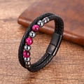 Nahaufnahme von Herren-Lederarmband mit violetten Perlen und Magnetverschluss im Detail - Magentaroter Halbedelstein-Stil (Stil-7)