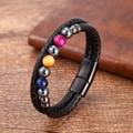 Detail eines mehrlagigen Lederarmbands mit farbigen Perlen und Magnetverschluss für Herren - Rosa-gelb-blau gemischter Mehrfarben-Stil (Stil 8)