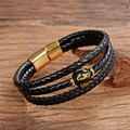Dettaglio del bracciale in pelle intrecciata a tre strati con chiusura magnetica dorata - Perla della Fortuna Nera (Stile-5)