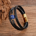 Dettaglio del bracciale multistrato in pelle nera con pietra blu e chiusura magnetica oro - Perla Texture Lapis Blu (Stile-8)