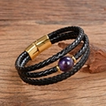 Dettaglio del bracciale in pelle intrecciata nera con pietra viola e chiusura magnetica oro - Perla di Pietra Naturale Viola (Stile-9)
