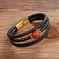Dettaglio bracciale multistrato in pelle intrecciata nera con agata rossa e chiusura magnetica - Perla Texture Agata Rossa (Stile-10)