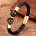 Dettaglio bracciale da uomo in pelle nera con chiusura magnetica dorata e perline in pietra - Stile Ossidiana/Occhio di Tigre (Stile-7)