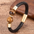 Dettaglio del bracciale da uomo in pelle nera intrecciata con pietre occhio di tigre e chiusura oro - Stile Occhio di Tigre Marrone (Stile-8)