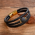 Dettaglio di bracciale in pelle a tre strati con pietra lavica e chiusura dorata - Perla di Roccia Vulcanica (Stile-13)