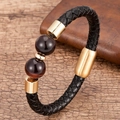 Dettaglio del bracciale da uomo in pelle nera intrecciata con fibbia dorata e pietre rosse - Stile Occhio di Tigre Rosso (Stile-9)