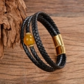 Dettaglio di bracciale multistrato in pelle nera intrecciata con perla gialla e chiusura oro - Perla Lucida Gialla (Stile-14)