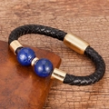 Dettaglio del bracciale da uomo in pelle nera con perle blu e chiusura magnetica dorata - Stile Lapislazzuli (Stile-10)