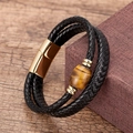 Detailaufnahme eines dreilagigen Lederarmbands mit Tigerauge-Stein und goldenem Magnetverschluss - Tigerauge Stein-Stil (Gold-4) / Gold