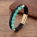 Nahaufnahme eines mehrlagigen Lederarmbands mit Türkisperlen und goldenem Magnetverschluss - Gold Türkis Stil (Gold-2)