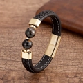 Detail van een zwarte gevlochten leren armband met gouden metalen sluiting en tijgeroogkralen - Blauwe Tijgeroog (Gouden Sluiting) / Goud