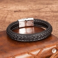 Gros plan d'un bracelet tressé en cuir noir pour homme avec un fermoir magnétique - Noir