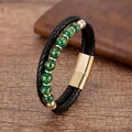 Makroaufnahme von zweilagigem Herren-Lederarmband mit grünen Perlen und Magnetverschluss - Gold Grüner Achat Stil (Gold-3)