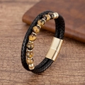 Detailansicht eines geflochtenen Lederarmbands für Herren mit Tigeraugenperlen und Magnet - Gold Tigerauge Stil (Gold-5)