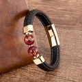 Détail du bracelet en cuir tressé noir avec fermoir doré et perles à symboles - Verre Mantra Rouge (Boucle Dorée)