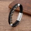 Nahaufnahme von mehrlagigem Lederarmband mit goldenen Mantra-Perlen und Magnetverschluss - Silber Schwarzer Onyx Stil (Silver-1)