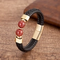 Détail du bracelet en cuir tressé à double couche avec perles rouges et fermoir doré - Agate Rouge (Boucle Dorée)
