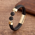 Détail d'un bracelet en cuir tressé avec des pierres volcaniques et un fermoir doré - Pierre de Lave (Boucle Dorée)