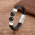 Détail d'un bracelet en cuir tressé noir pour homme avec fermoir en argent sur bois - Agate Noire (Capuchon Argenté)