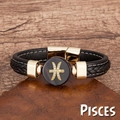 Détail du charme signe astro Poissons sur bracelet en cuir tressé noir et fermoir doré - Poissons