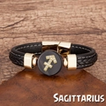 Gros plan du bracelet en cuir tressé noir avec breloque Sagittaire dorée sur bois - Sagittaire