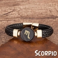 Vue détaillée du bracelet en cuir Scorpion avec accents métalliques dorés sur bois - Scorpion