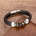 Gros plan d'un bracelet en cuir tressé noir avec des perles gravées sur un bureau - Obsidienne (Boucle Argentée)