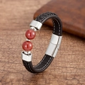 Détail du bracelet en cuir tressé noir avec perles rouges et fermoir magnétique en acier - Agate Rouge (Boucle Argentée)