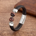 Détail d'un bracelet en cuir tressé avec pierres œil de tigre et fermoir magnétique - Œil de Tigre Rouge (Boucle Argentée)