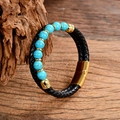 Detail eines schwarzen Lederarmbands mit Türkisperlen und goldenem Magnetverschluss - Himmelblauer Türkis Stil (款式-D)