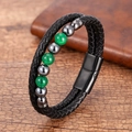 Zweilagiges schwarzes geflochtenes Lederarmband mit grünen Perlen und Magnetverschluss - Katzenaugen-Textur Stil