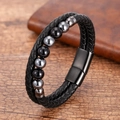 Makro-Detail von Herren-Lederarmband mit Silberperlen und Magnetverschluss-Design - Metallperlen Stil