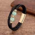 Détail du bracelet en cuir noir double couche avec perles vertes et fermoir magnétique doré - Style Aventurine Dorée