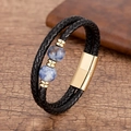 Détail du bracelet en cuir noir tressé double couche avec perles en pierre bleue et fermoir doré - Style Lapis Lazuli Doré