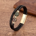 Détail du bracelet en cuir tressé noir avec perles en pierre naturelle et fermoir doré - Style Agate Mousse Dorée